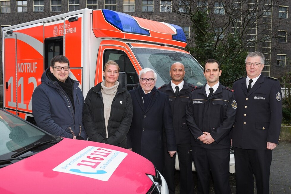 von links nach rechts: Nico Sonack (Teamleiter Ärztlicher Bereitschaftsdienst KV Berlin) Annika Pollok (Ärztlicher Bereitschaftsdienst KV Berlin) Dr. Burkhard Ruppert (Vorstandsvorsitzender KV Berlin) Bülent Cam (Disponent und Mitarbeiter im Qualitätsmanagement in der Leitstelle Berliner Feuerwehr) Tamar Dundar (Leitstellendiponent und Brandmeister Berliner Feuerwehr) Dr. Karsten Homrighausen (Landesbranddirektor Berliner Feuerwehr) 