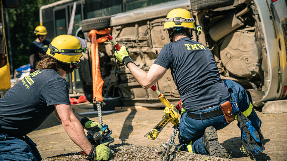 Einsatzkräfte des THW bei der technischen Rettung