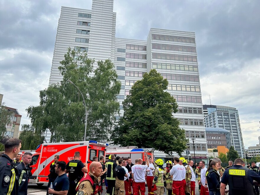 Einsatzfahrzeuge vor dem Hochhaus in der Lindenstraße in Kreuzberg.