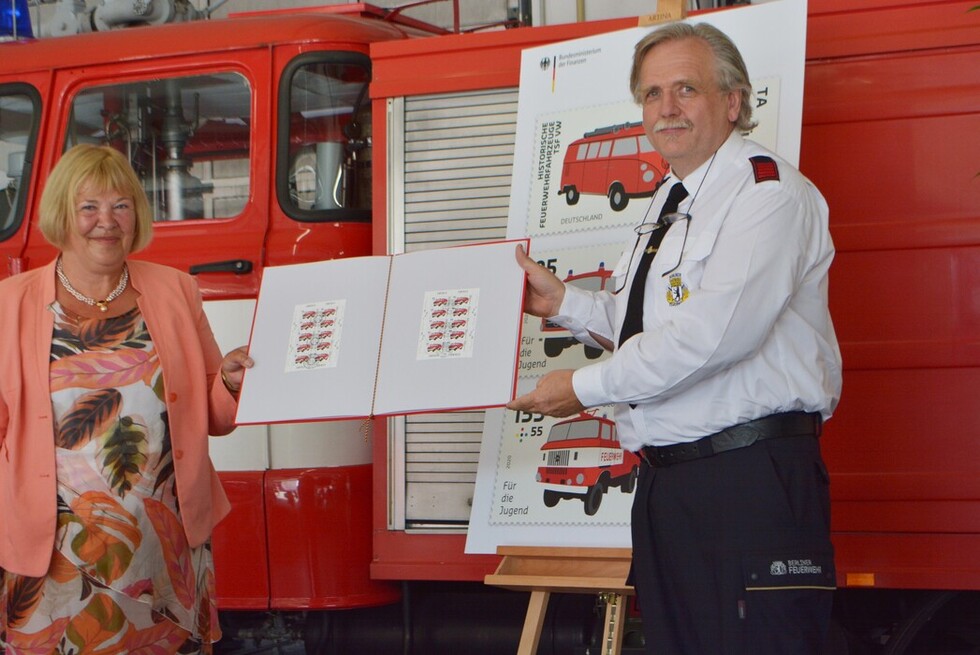 Bettina Hagedorn (links) und Stefan Sträubig, Leiter des Feuerwehrmuseums