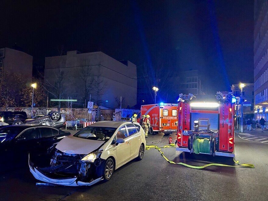 Einsatzfahrzeuge bei einem Verkehrsunfall