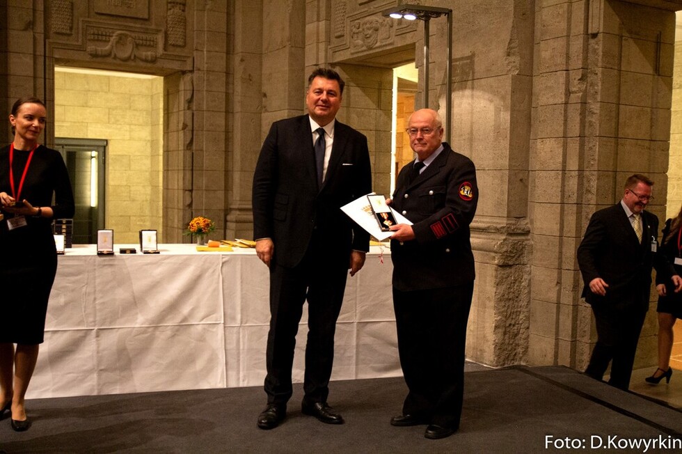 Überreichung der Ehrung durch Innensenator Andreas Geisel