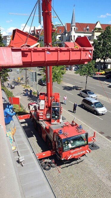 Kran und Mulde im Einsatz.