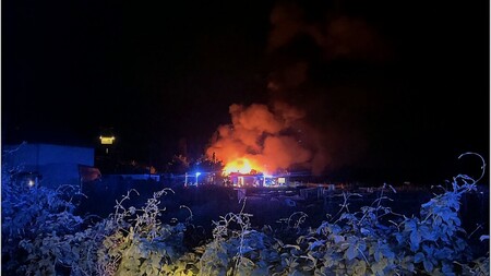 Gebäude in Vollbrand bei Eintreffen der ersten Kräfte. 