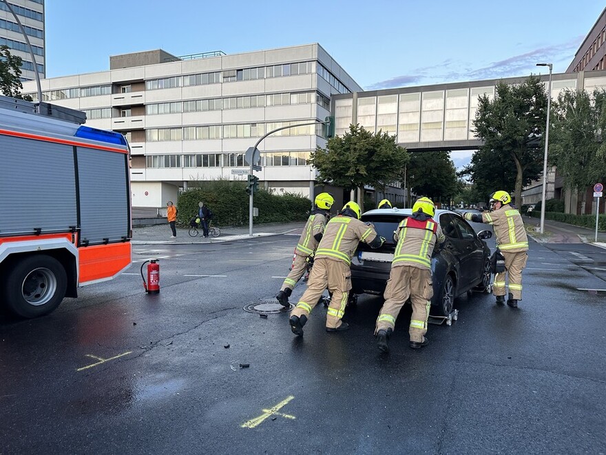 Pkw wird auf Rollgleitern von der Kreuzung geschoben