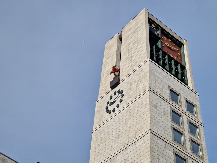 Höhenretter am Seil am Stuttgarter Rathaus