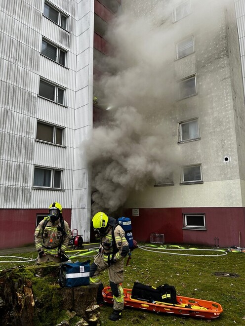 Atemschutznotfalltrupp in Bereitstellung am Verteiler