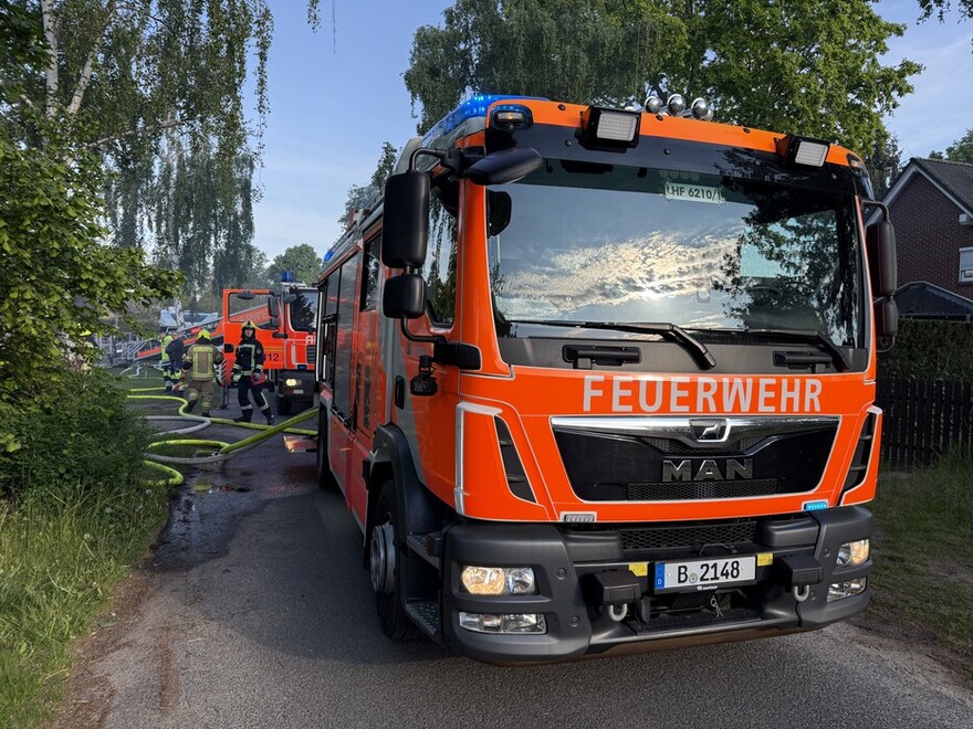 Löschfahrzeug der FF an der Einsatzstelle