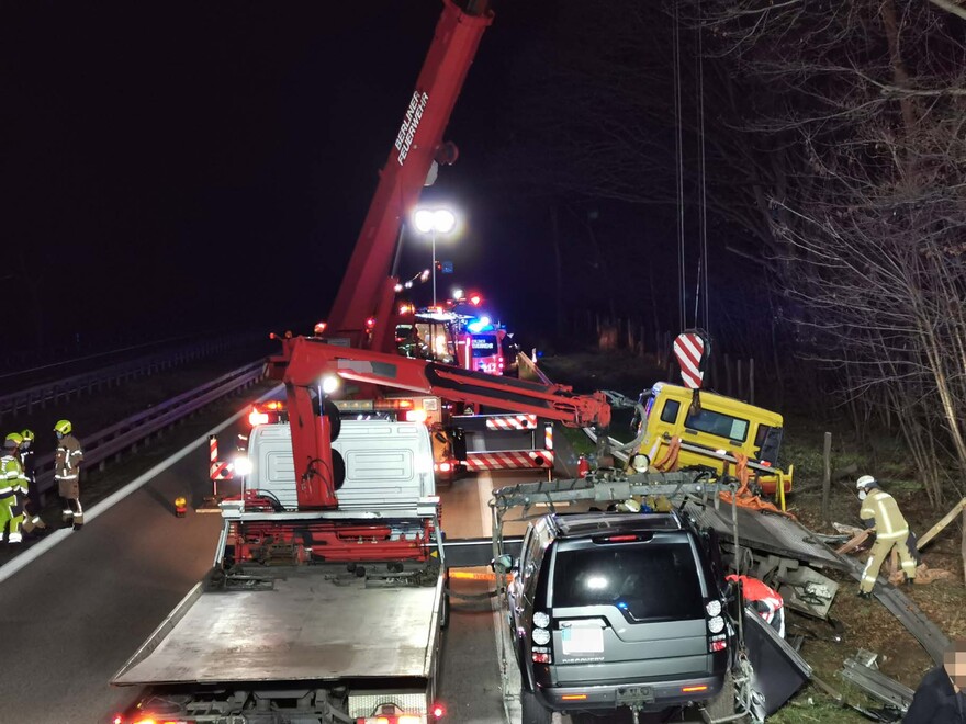 Bergung der verkeilten Fahrzeuge.