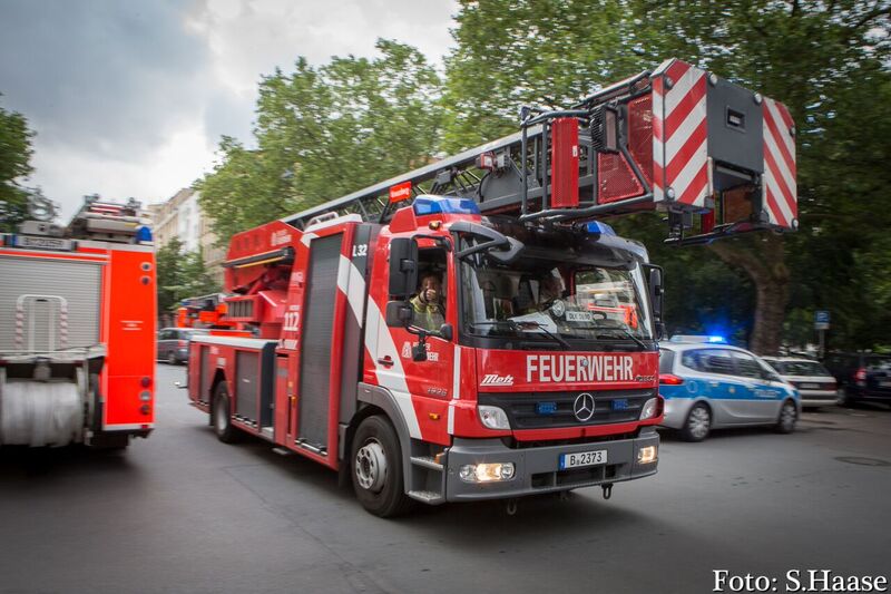 Eine Drehleiter auf dem Weg zum Einsatzort