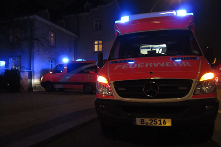 Symbolbild Rettungswagen mit Blaulicht bei Nacht 