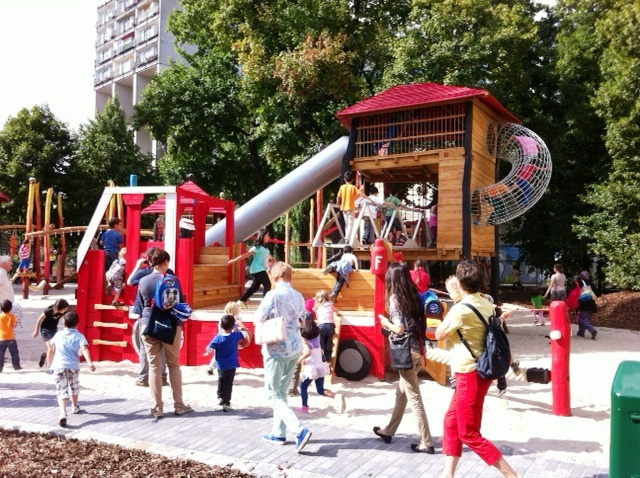 Kinder laufen über den Spielplatz