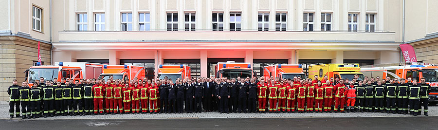 Das Team der Lehrrettungswache im Gruppenbild mit dem Innensenator