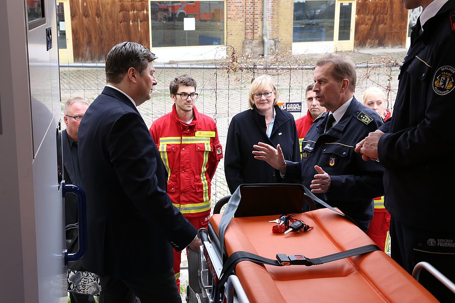 Innensenator Geisel und Landesbranddirektor Gräfling am Stroke-Einsatz-Mobil