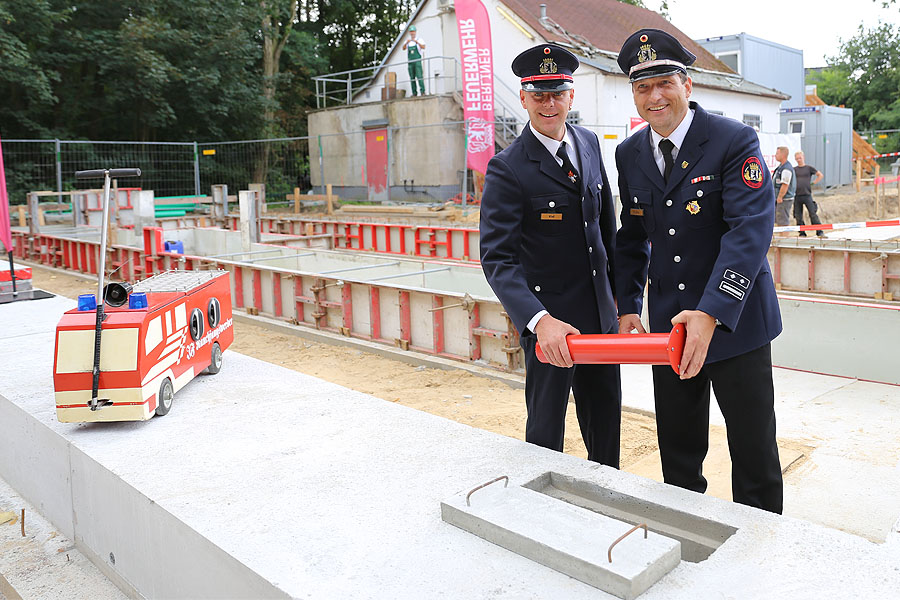 Wehrleiter Christian Rößler und sein Vertreter Sven Kiel versenken die Zeitkapsel