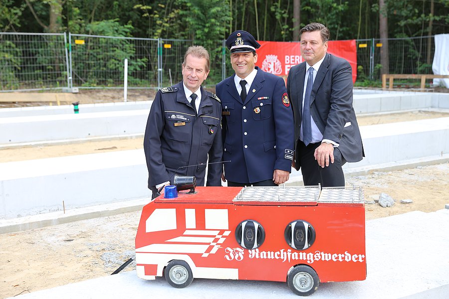 Landesbranddirektor Wilfried Gräfling, Wehrleiter der FF Rauchfangswerder Christian Rößler, Senator für Inneres und Sport Andreas Geisel