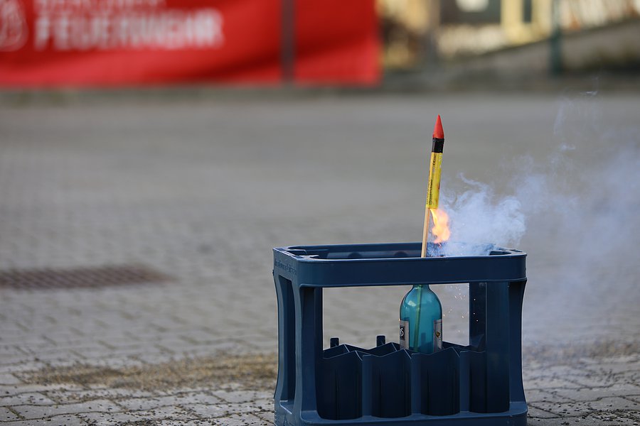 Demonstration des richtigen Umgangs mit Feuerwerk