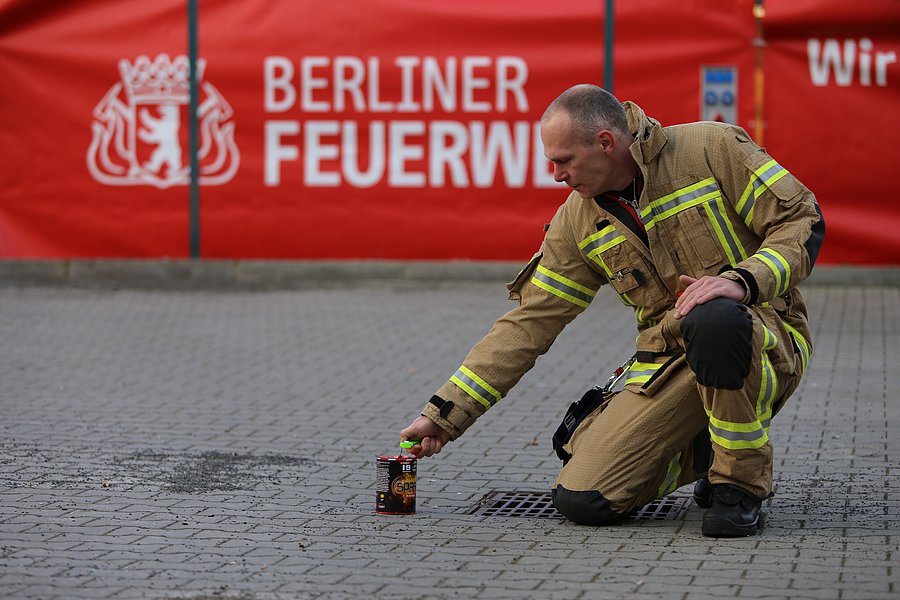 Demonstration des richtigen Umgangs mit Feuerwerk