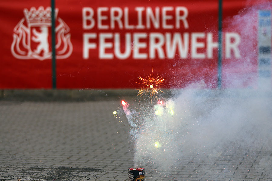 Demonstration des richtigen Umgangs mit Feuerwerk