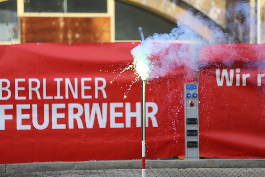 Demonstration der Auswirkungen von unzulässigem Feuerwerk am Beispiel einer Handattrappe