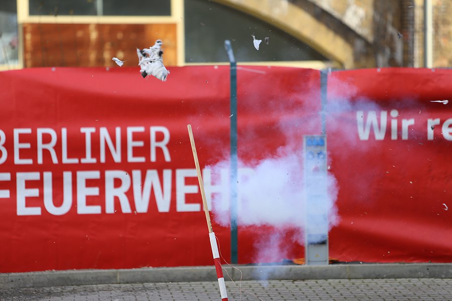 Demonstration der Auswirkungen von unzulässigem Feuerwerk am Beispiel einer Handattrappe