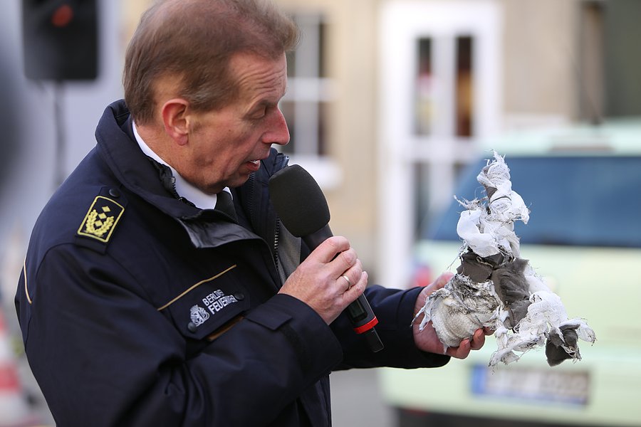 Demonstration der Auswirkungen von unzulässigem Feuerwerk am Beispiel einer Handattrappe