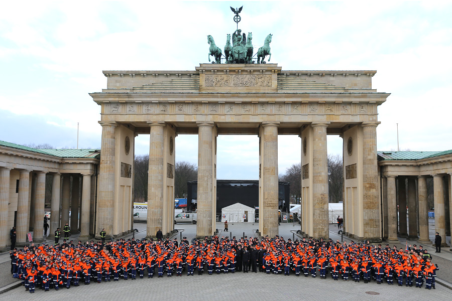 Angehörige der Jugendfeuerfehr vor dem Brandenburger Tor