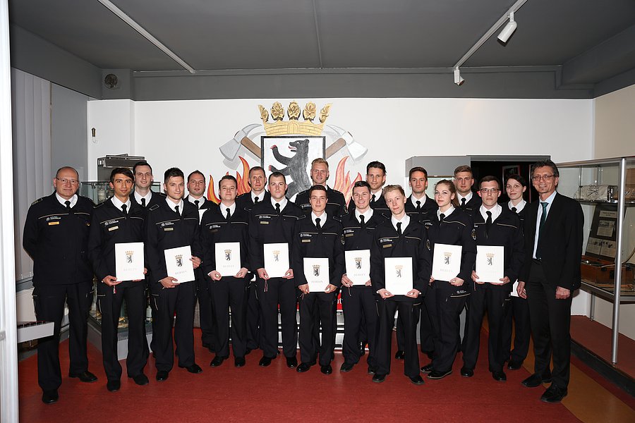 Gruppenbild Brandreferendare, Brandoberinspektoranwärterinnen und Brandoberinspektoranwärter