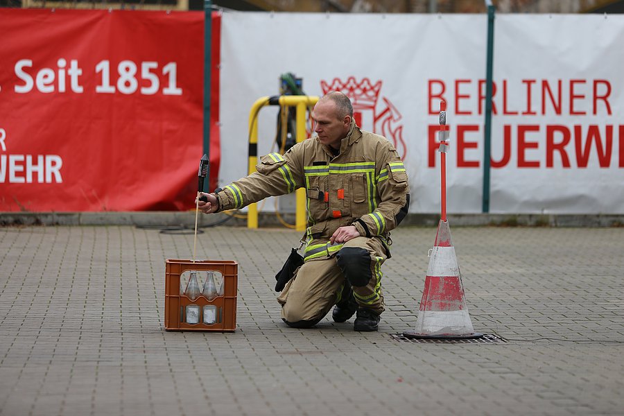 Demonstration des richtigen Umgangs mit Feuerwerk