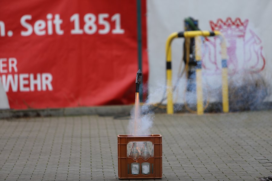 Demonstration des richtigen Umgangs mit Feuerwerk