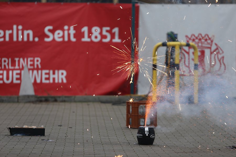 Demonstration des richtigen Umgangs mit Feuerwerk