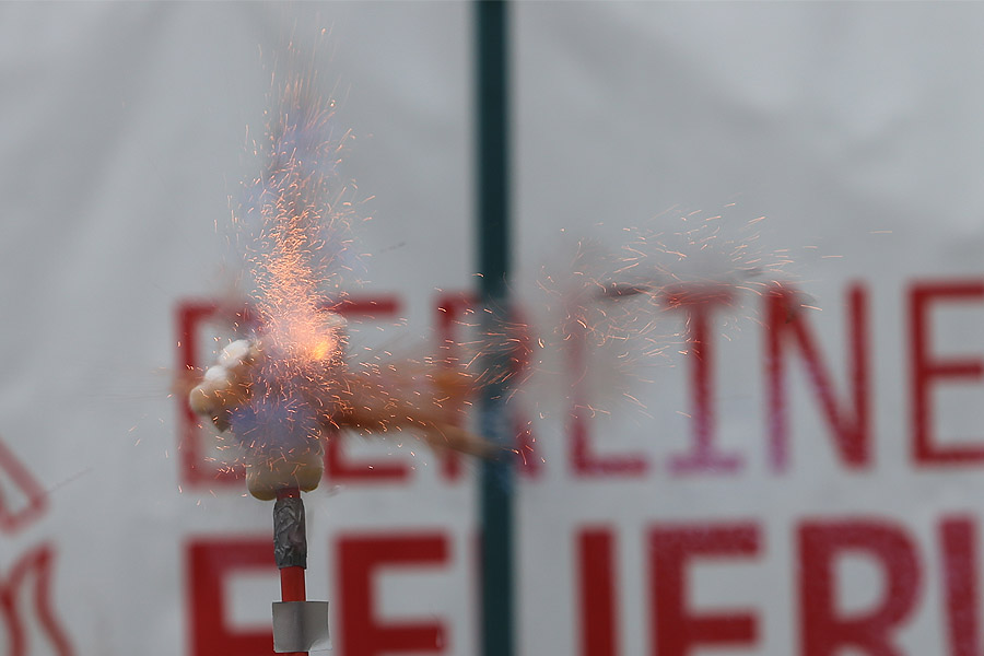 Demonstration der Auswirkungen von Feuerwerk am Beispiel einer Handattrappe