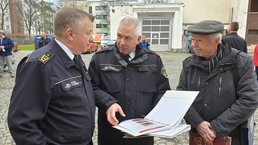 Günter Strumpf (Historiker) im Gespräch mit Dr. Homrighausen und Ulrich Lindert