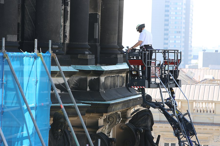 Feuerwehrmann im Korb der DLK an der Domfassade