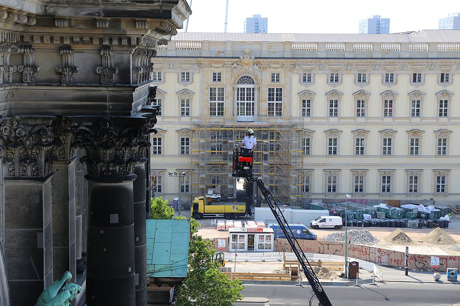 Einsatzkraft im Korb einer DLK vor dem Dom