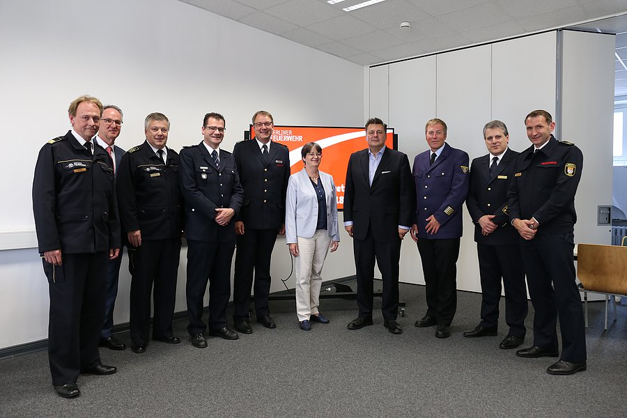 Gruppenbild: Senator für Inneres und Sport, Leiter der 5 größten Berufsfeuerwehren, Leitung der Beuth Hochschule, Leiter des IdF NRW, Leiter der BFRA