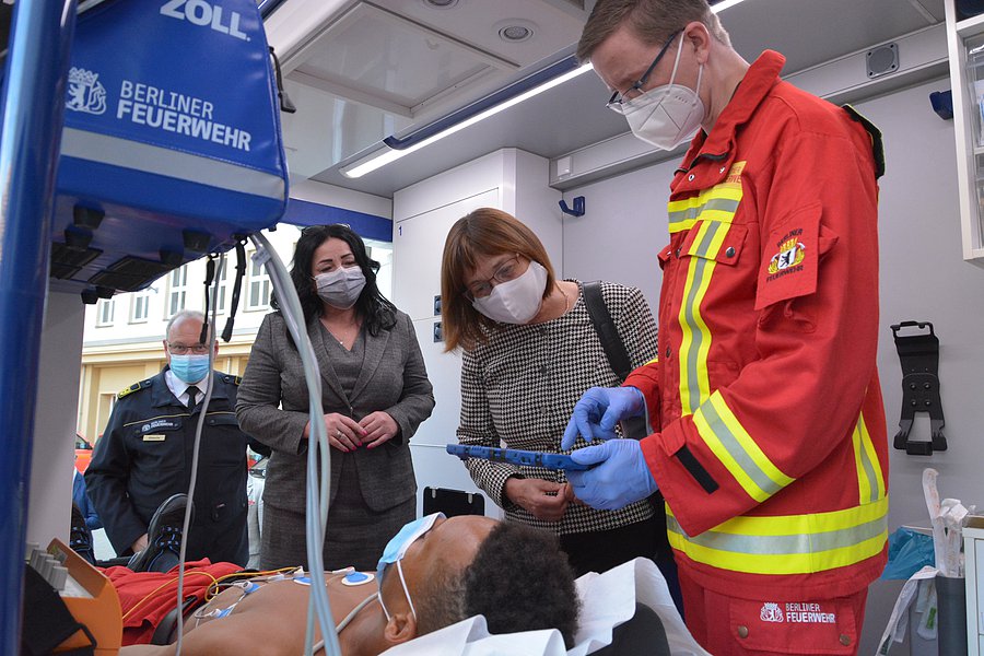 Berlins Gesundheitssenatorin Dilek Kalayci und Brandenburgs Gesundheitsministerin Ursula Nonnemacher im Rettungswagen