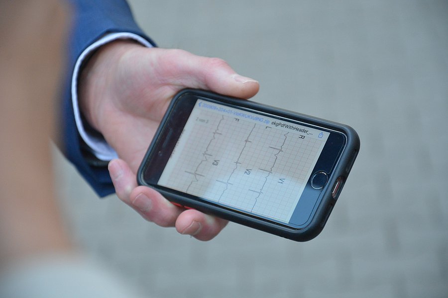 Smartphone mit EKG-Daten