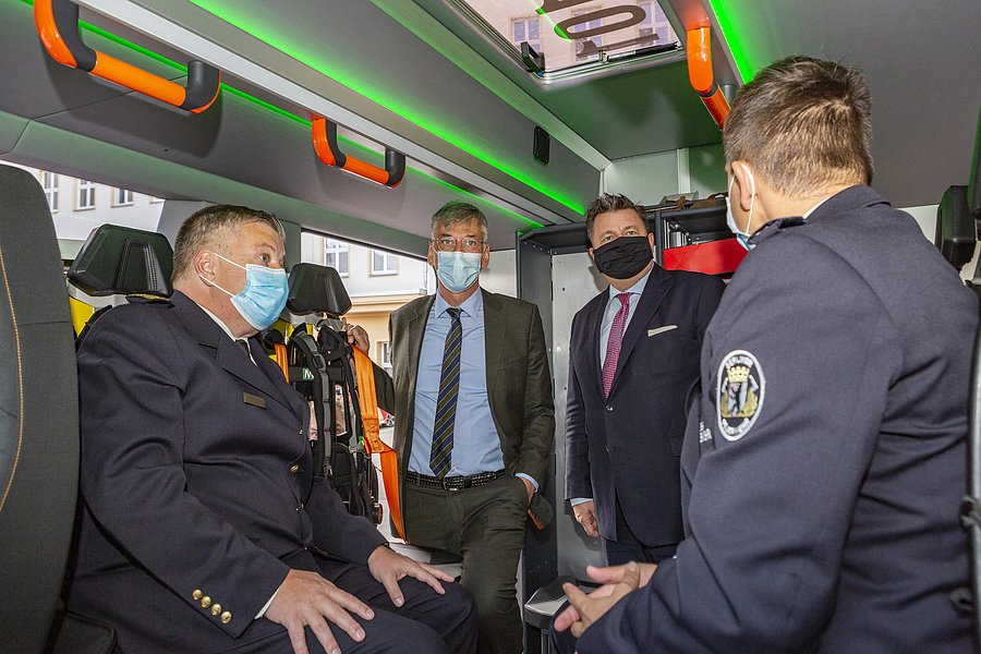 Innesenator und Behördenleitung in der Fahrzeugkabine