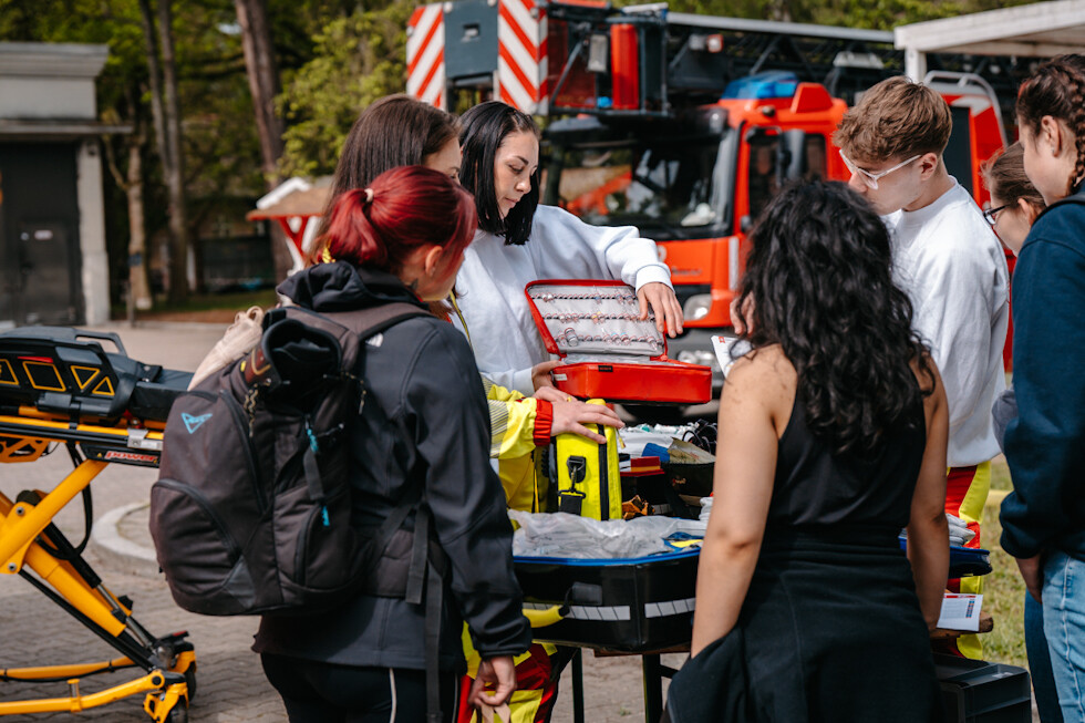 Teilnehmerinnen bei der Fahrzeugerkundung, Rettungswagen