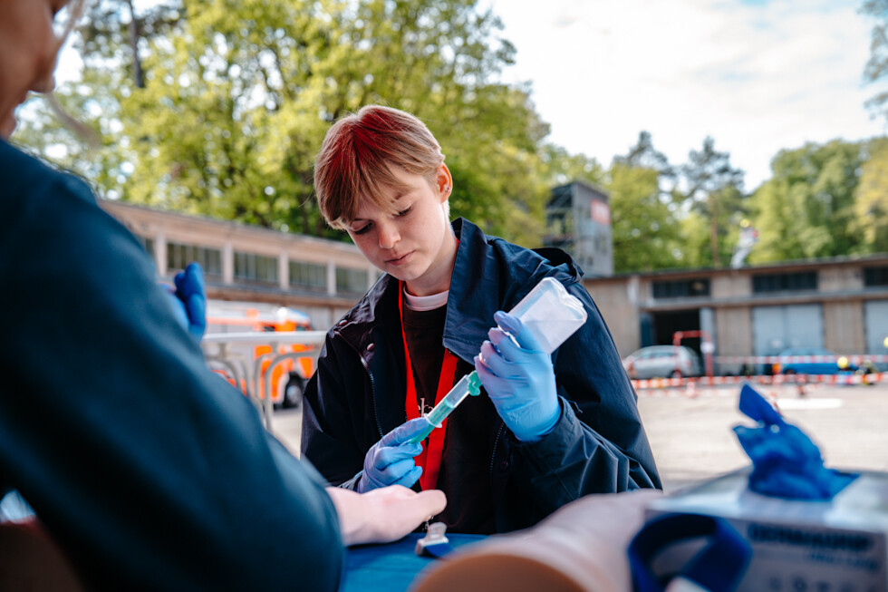 Teilnehmerin an der Station Rettungsdienst
