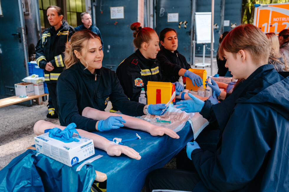 Teilnehmerinnen und Anleitende an der Station Rettungsdienst