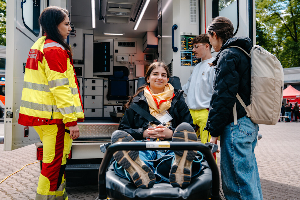Teilnehmerinnen bei der Fahrzeugerkundung, Rettungswagen