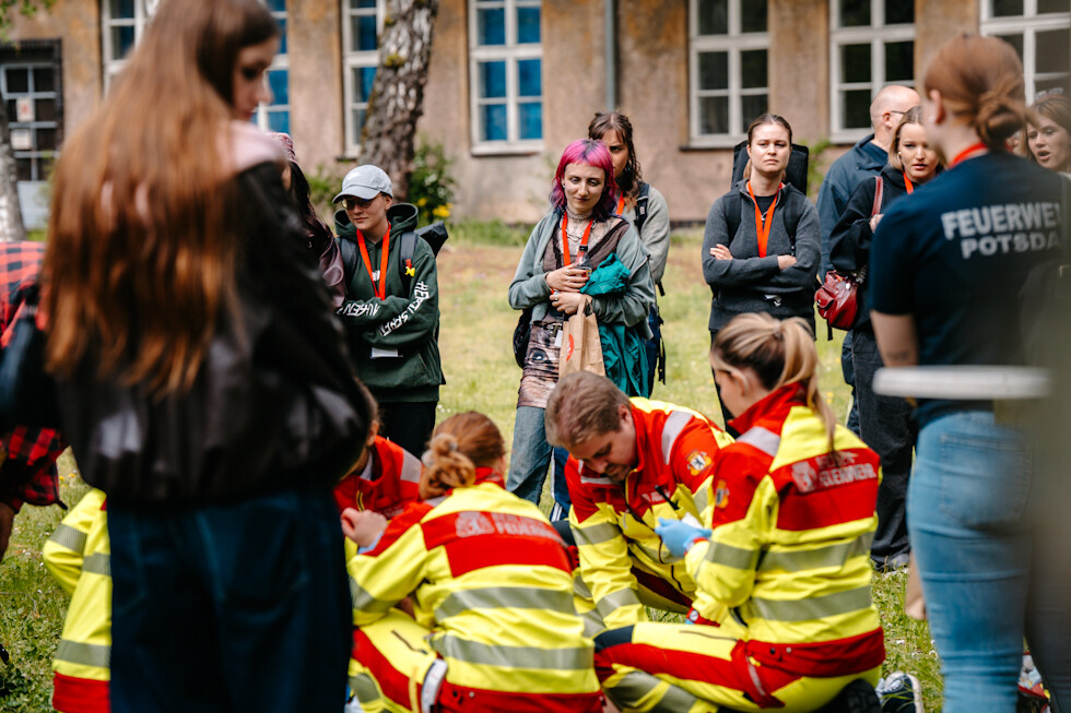 Zuschauerinnen und Vorführende bei Traumaübung