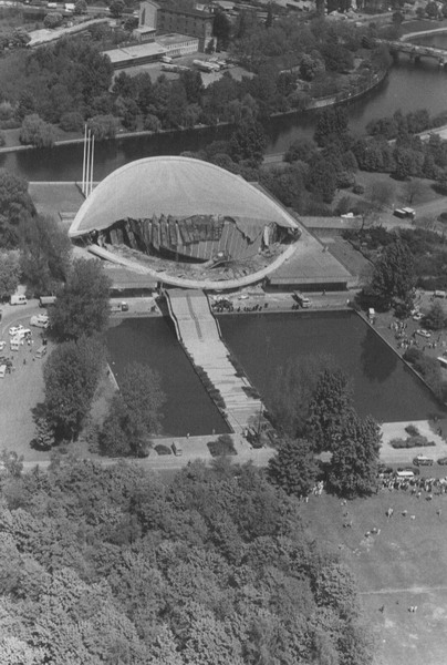 Kongresshalle mit Wasserbecken