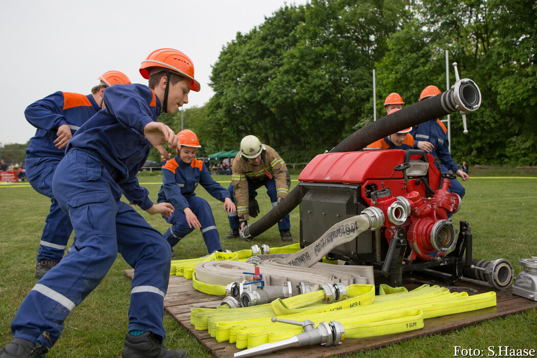 Jugendfeuerwehrleute bei einem Wettkampf