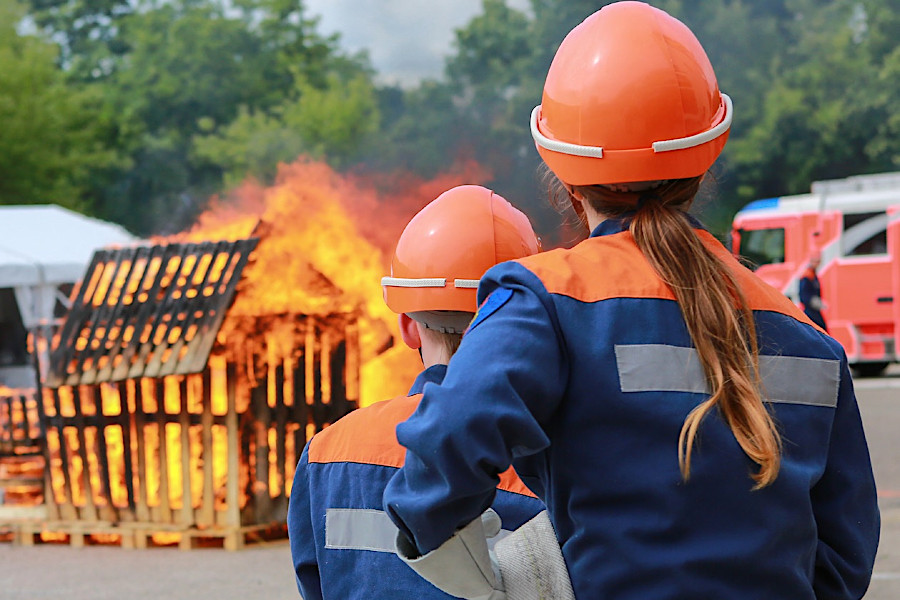 Zwei Jugendfeuerwehrleute bei einer Übung