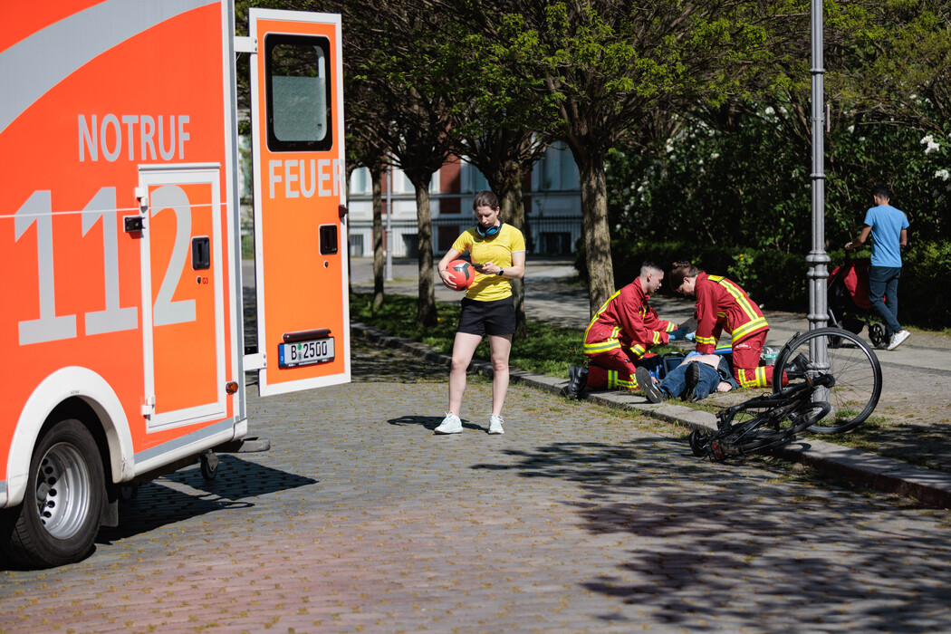 Einsatzkräfte führen eine Wiederbelebung durch