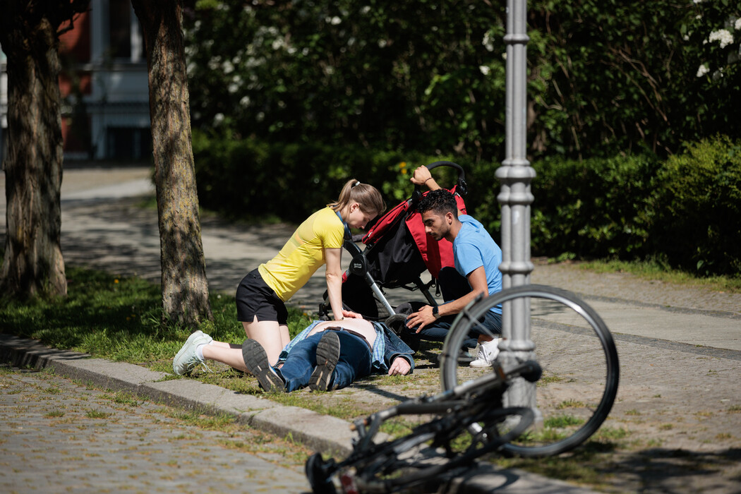 Ersthelfer führen eine Wiederbelebung durch