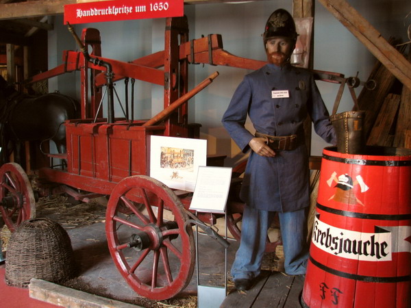 Dampdruckspritze und historische Feuerwehruniform